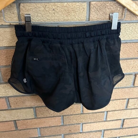 Lululemon Hottie Hot Short’s Low Rise 2.5” Black Camo Size 4 - Picture 2 of 4